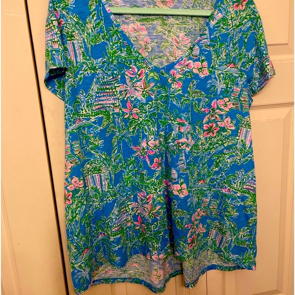 Lilly Pulitzer Tops - Lilly Pulitzer v-neck short Sleeves shirts
